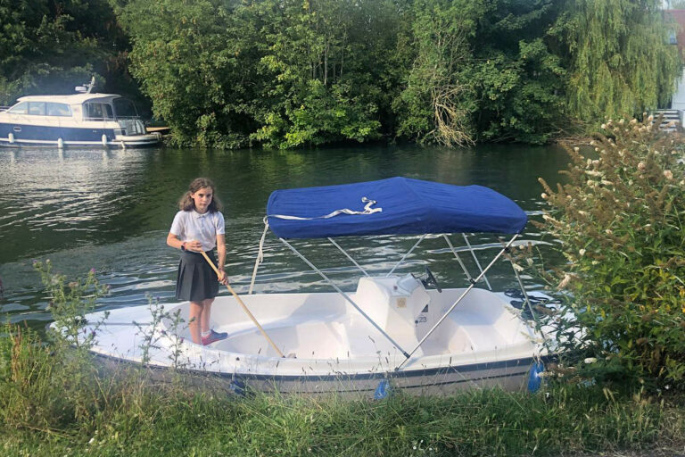 Uncle Johnny Ruban Bleu Scoop - electric boat with blue bimini, family day out on the River Thames