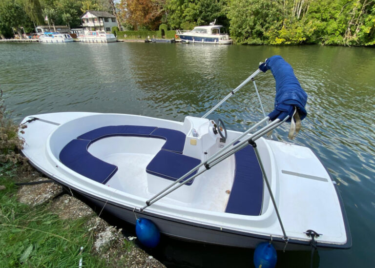 Ruban Bleu Scoop - Uncle Johnny electric launch grey hull with blue bimini and cushions, Wallingford Bridge