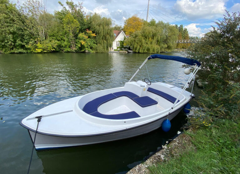 Ruban Bleu Scoop - Uncle Johnny electric launch grey hull with blue bimini and cushions, Wallingford Bridge